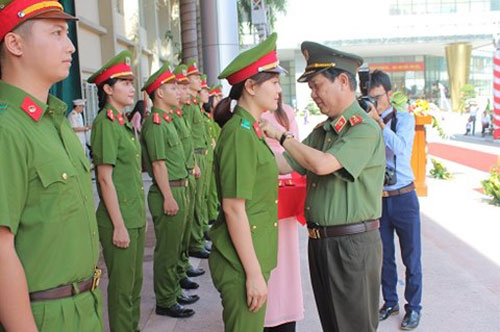 Trung tướng Nguyễn Văn Sơn - Thứ trưởng Bộ Công an gắn quân hàm cho các học viên Học viện Cảnh sát nhân dân